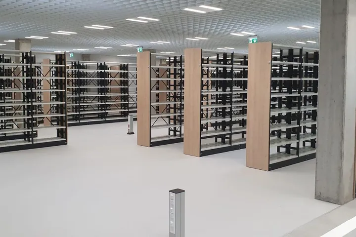 Bibliotēku plaukti mūsdienīgā interjerā