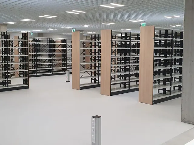Atvērta telpa ar noliktavas plauktiem